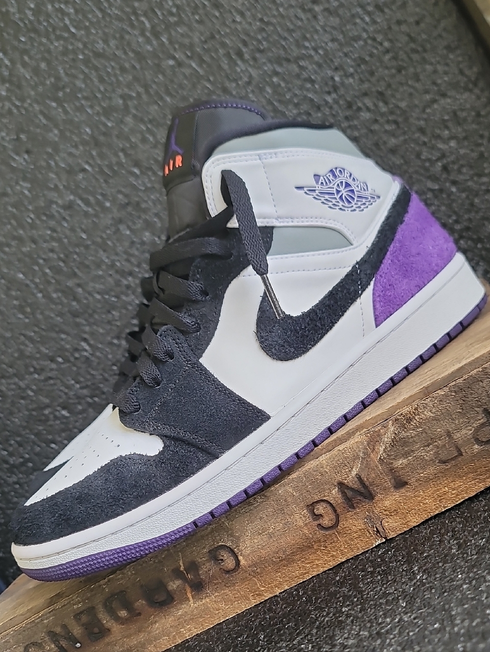 Nike Air Jordan 1 Mid SE "Varsity Purple" Mens 9 Great Cond! Fast Shipping - Picture 10 of 12
